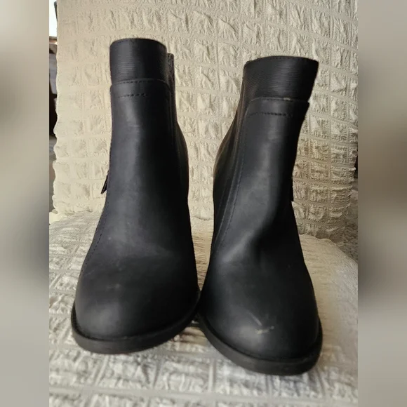 Daisy Fuentes Black Heeled Ankle Boots - Picture 8 of 8